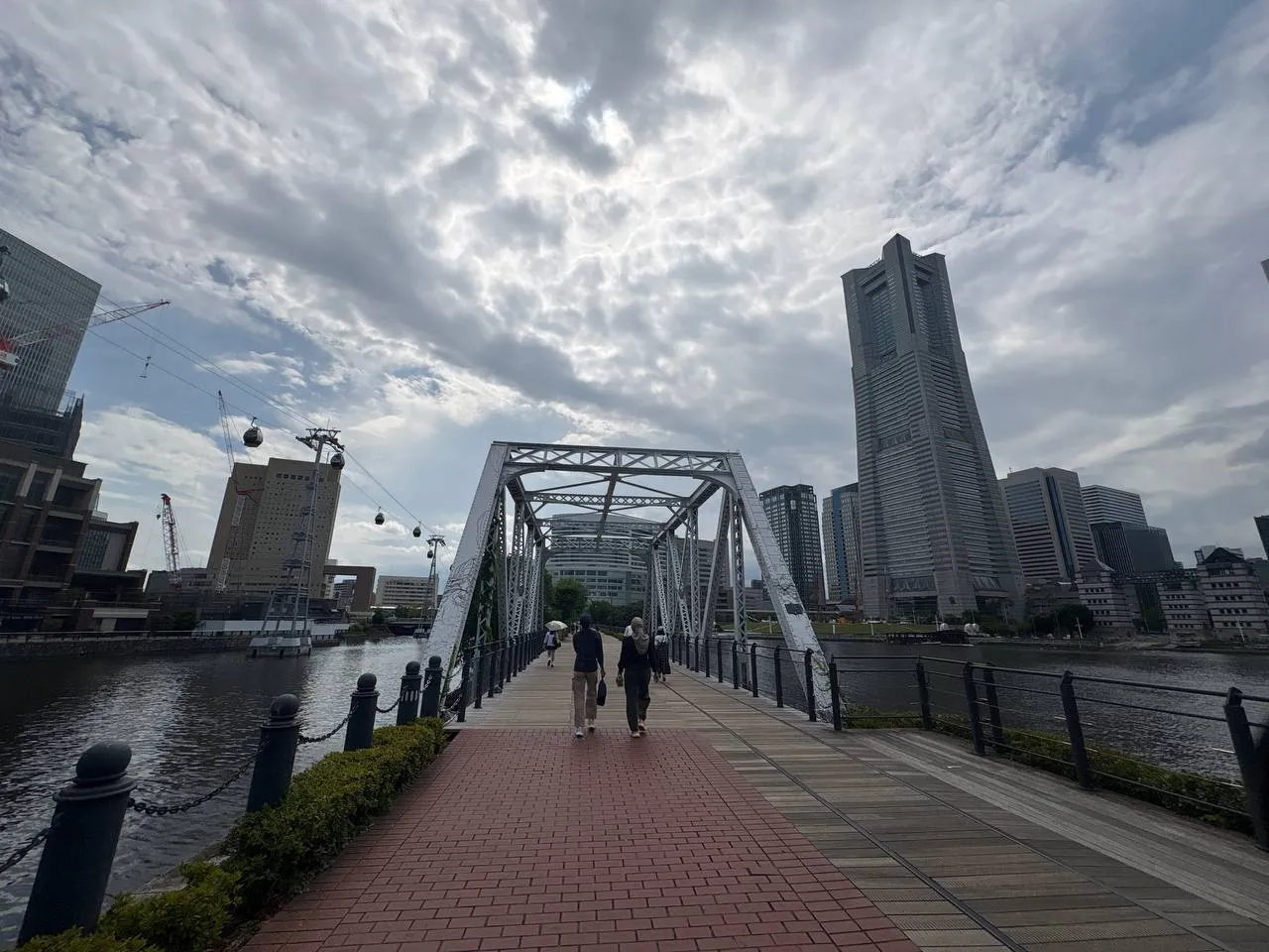 横浜・みなとみらい。汽車道の橋とランドマークタワーを望む風景
